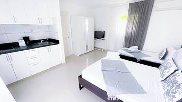 Studio, aan het zwembad | Privékeuken | Een koelkast, een kookplaat, een koffiezetapparaat/waterkoker