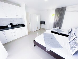 Studio, aan het zwembad | Privékeuken | Een koelkast, een kookplaat, een koffiezetapparaat/waterkoker