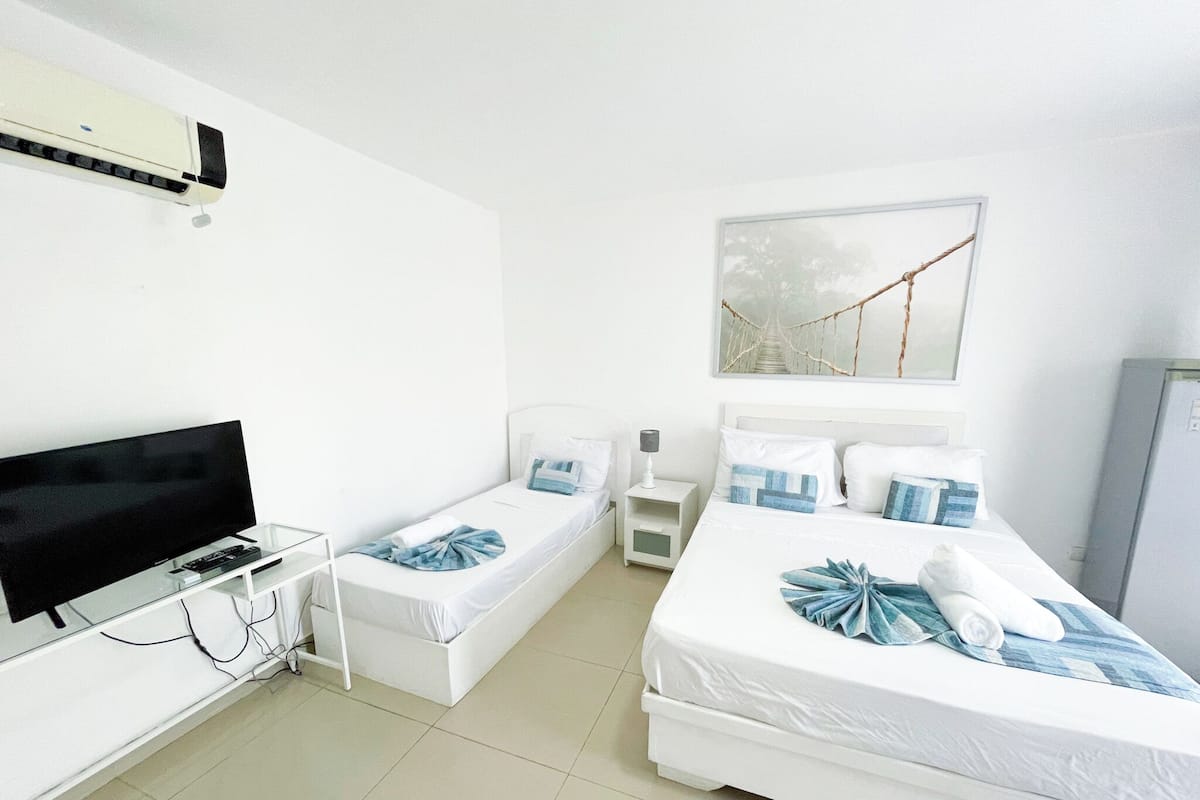 Estudio Deluxe, junto a la alberca | Caja de seguridad en la habitación, wifi gratis y ropa de cama