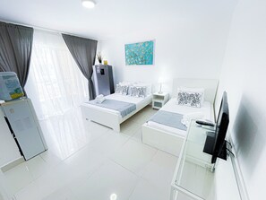 Estudio Deluxe, junto a la piscina | Caja fuerte, wifi gratis, ropa de cama