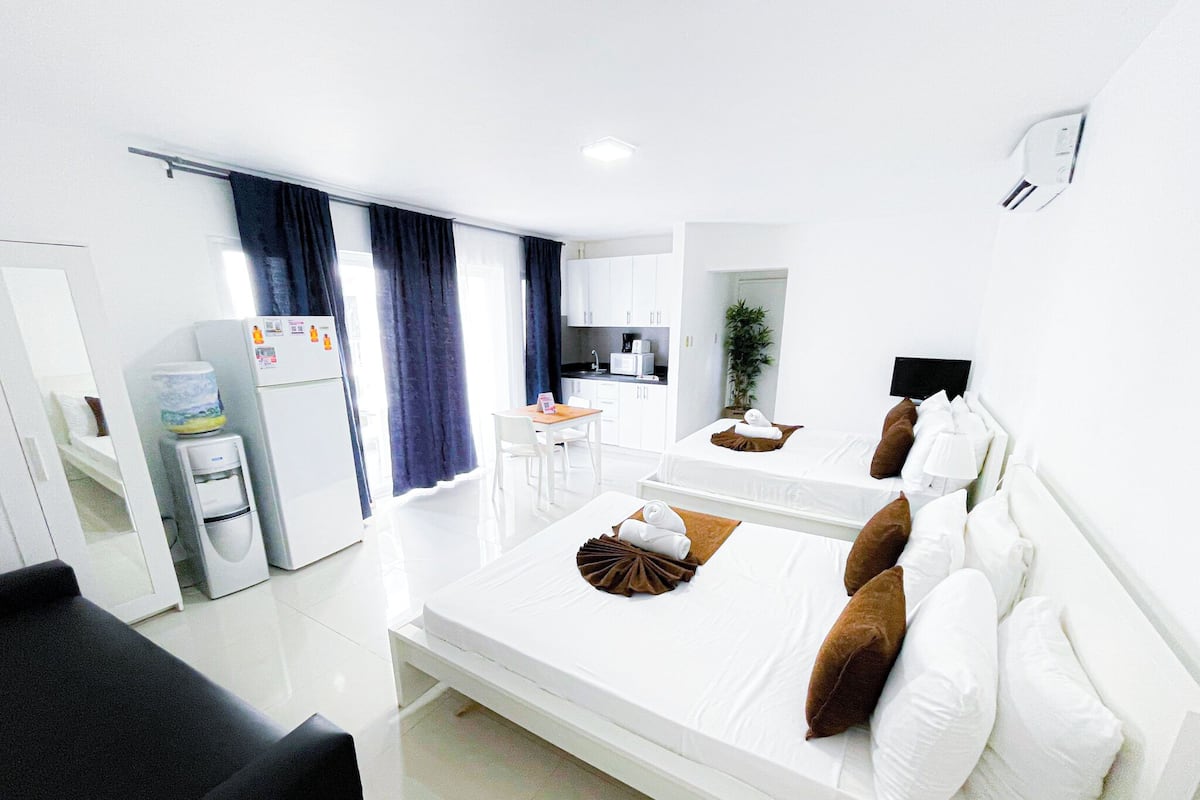 Estudio, vista a la alberca | Caja de seguridad en la habitación, wifi gratis y ropa de cama