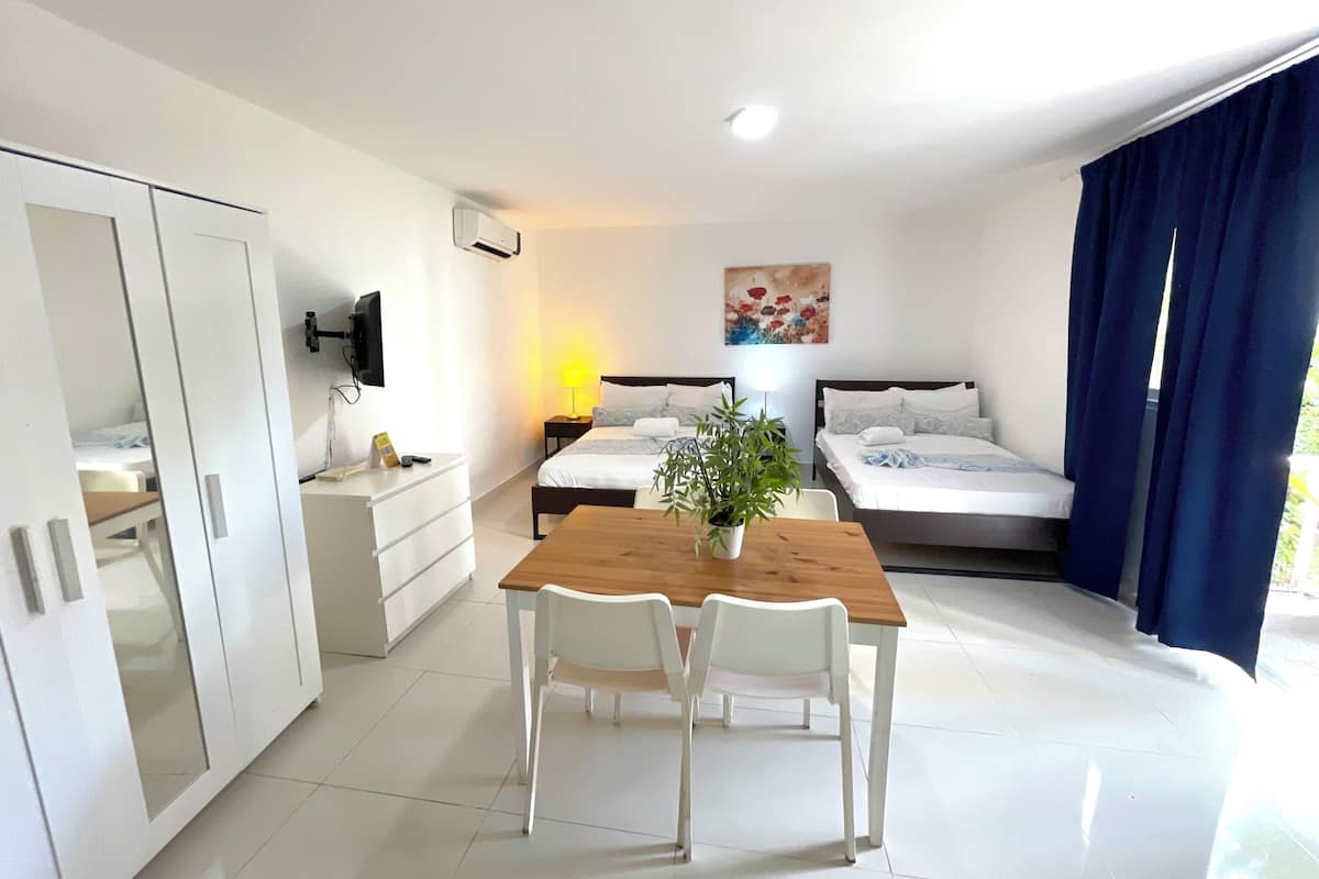 Estudio, balcón, junto a la alberca | Caja de seguridad en la habitación, wifi gratis y ropa de cama