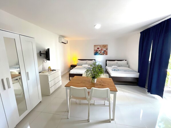 خزنة داخل الغرفة وواي فاي مجانًا وملاءات أسرّة