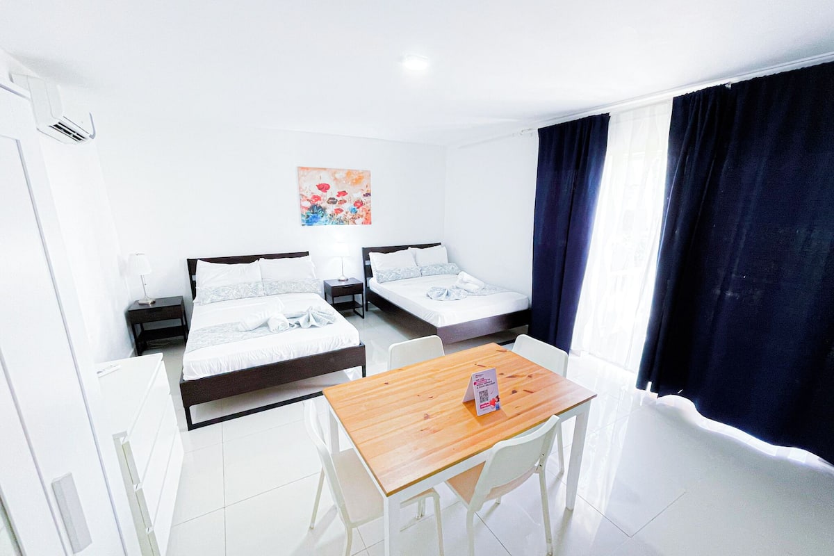 Estudio, balcón, junto a la piscina | Caja fuerte, wifi gratis, ropa de cama