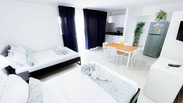 Estúdio, sacada, ao lado da piscina | Cofres nos quartos, Wi-Fi de cortesia, roupa de cama