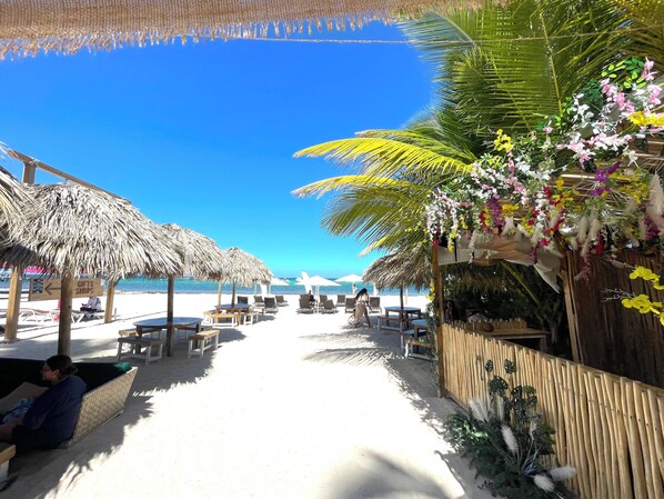 بار على الشاطئ