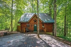 Exterior - Honey Bear Getaway - Hot Tub, Jacuzzi, Sleeps 6! (Sevierville)