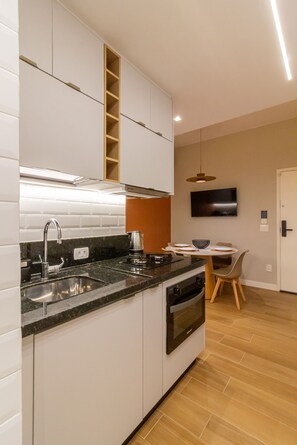 Fridge, microwave, oven, coffee/tea maker - Loft with soundproof windows, 5-minute walk to the beach | NSC304 (Rio de Janeiro)
