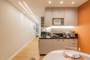 Fridge, microwave, oven, coffee/tea maker - Loft with soundproof windows, 5-minute walk to the beach | NSC304 (Rio de Janeiro)