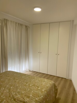 1 slaapkamer, een strijkplank/strijkijzer, wifi, beddengoed