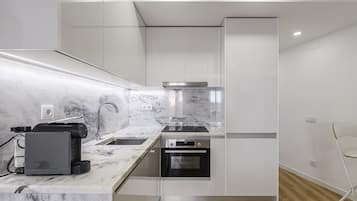 Fridge, oven, stovetop, dishwasher