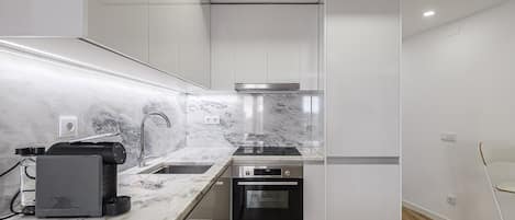 Jääkaappi, uuni, liesi, astianpesukone