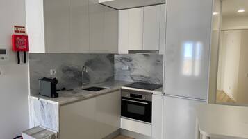 Een koelkast, een oven, een kookplaat, een vaatwasser