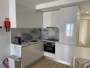 Een koelkast, een oven, een kookplaat, een vaatwasser