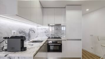 Fridge, oven, stovetop, dishwasher