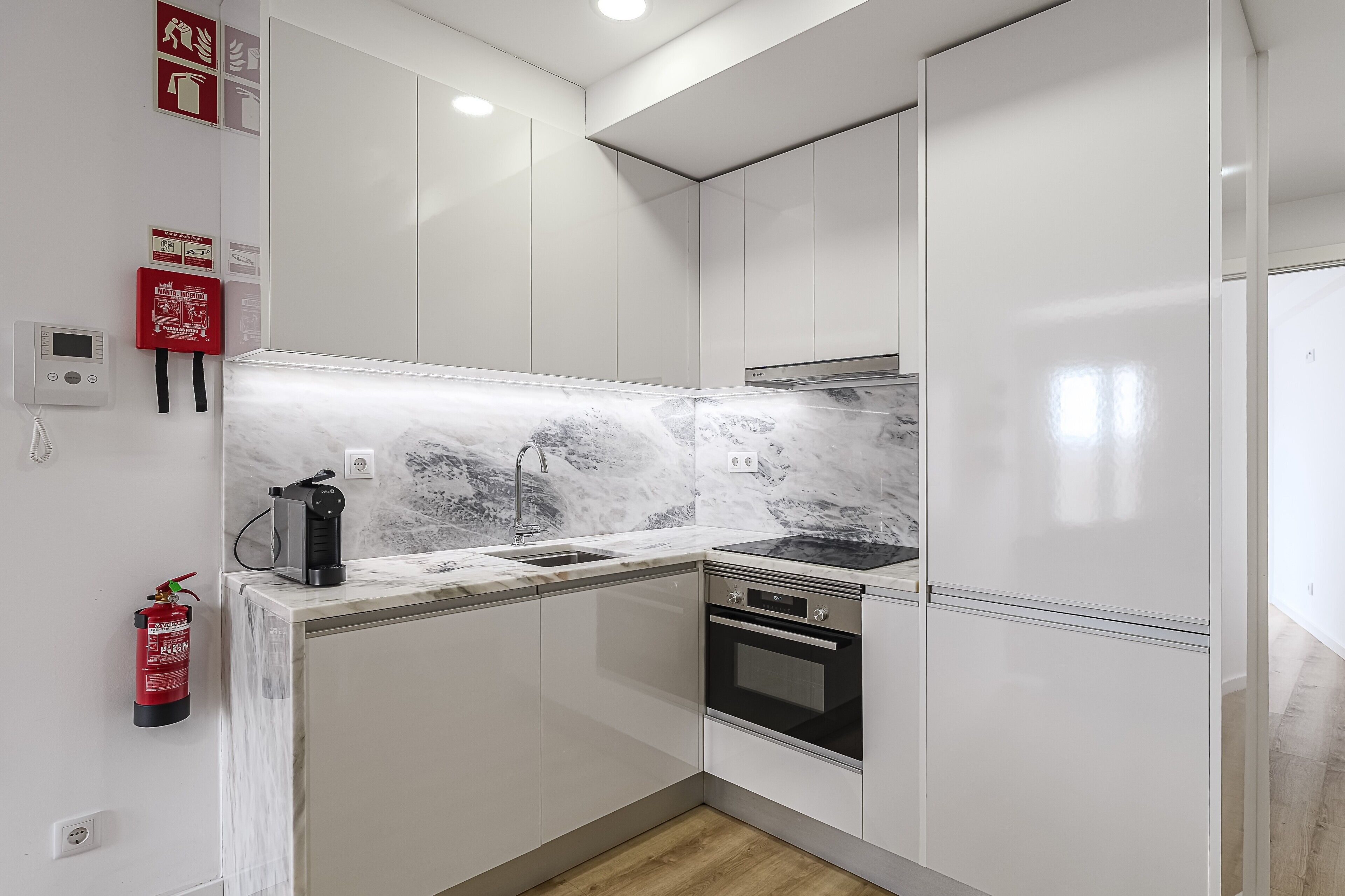 Frigorifero, forno, piano cottura, lavastoviglie