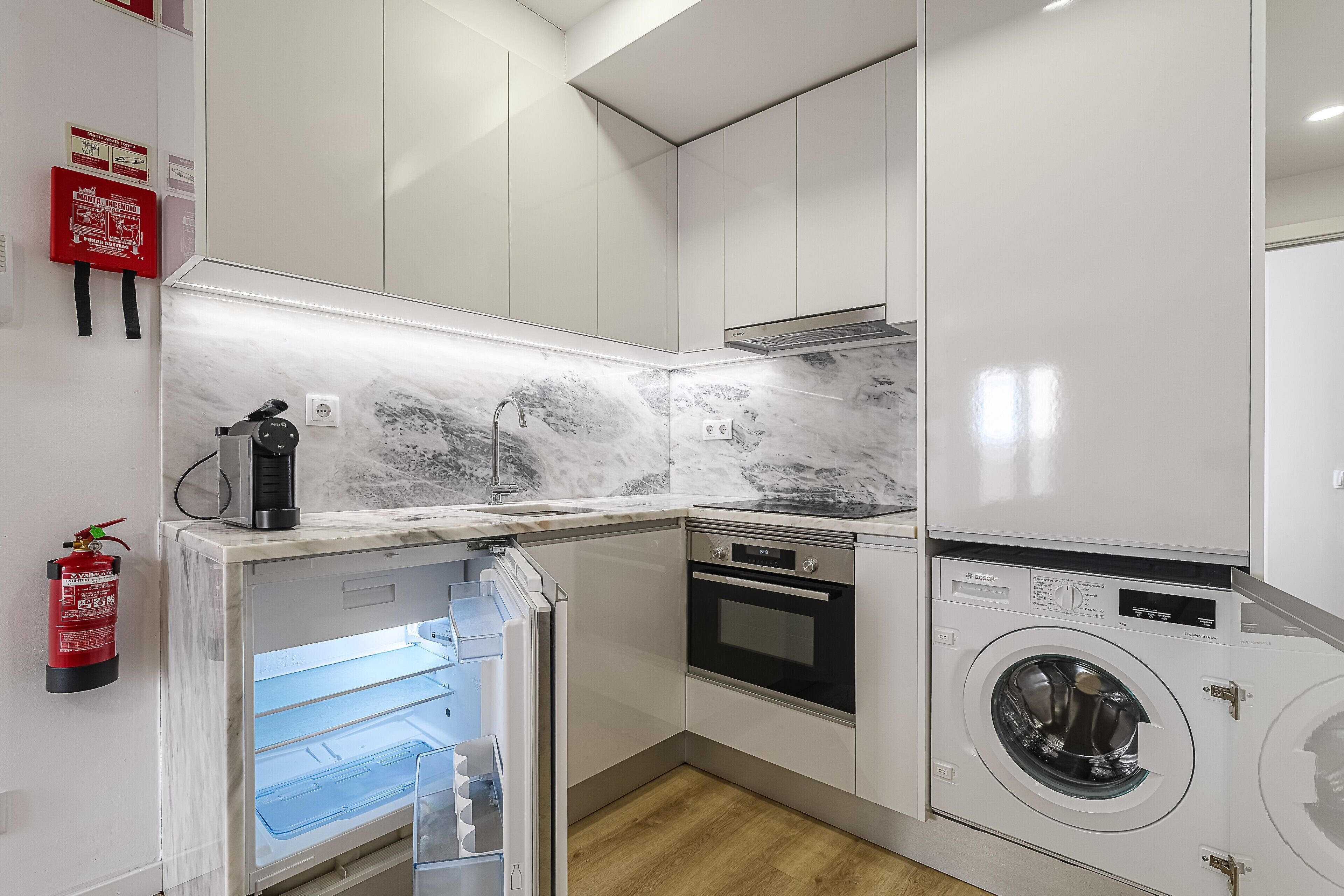 Frigorifero, forno, piano cottura, lavastoviglie