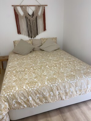 1 slaapkamer, een strijkplank/strijkijzer, wifi, beddengoed