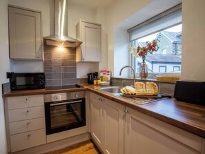 Cookware/dishes/utensils - Aspen Apartment (Llanrwst)