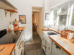 Cookware/dishes/utensils - Rock Cottage (Milnthorpe)