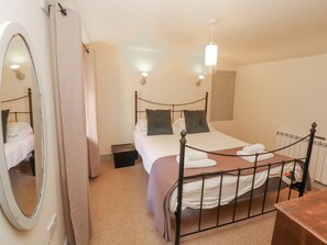 2 kamar tidur dan didekorasi berbeda-beda