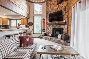 TV, fireplace, offices - Spacious 3BD & Loft Villa - Convenient to Slopes (Mammoth Lakes)