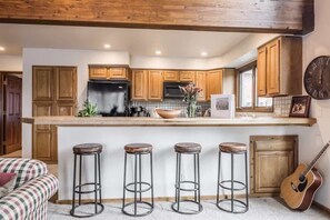 Interior - Spacious 3BD & Loft Villa - Convenient to Slopes (Mammoth Lakes)