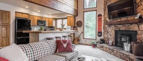 Televisio, takka, työhuone