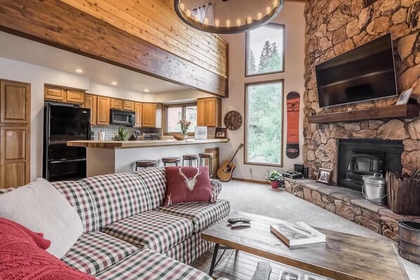 TV, fireplace, offices - Spacious 3BD & Loft Villa - Convenient to Slopes (Mammoth Lakes)