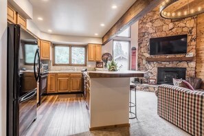 Fridge, microwave, oven, stovetop - Spacious 3BD & Loft Villa - Convenient to Slopes (Mammoth Lakes)