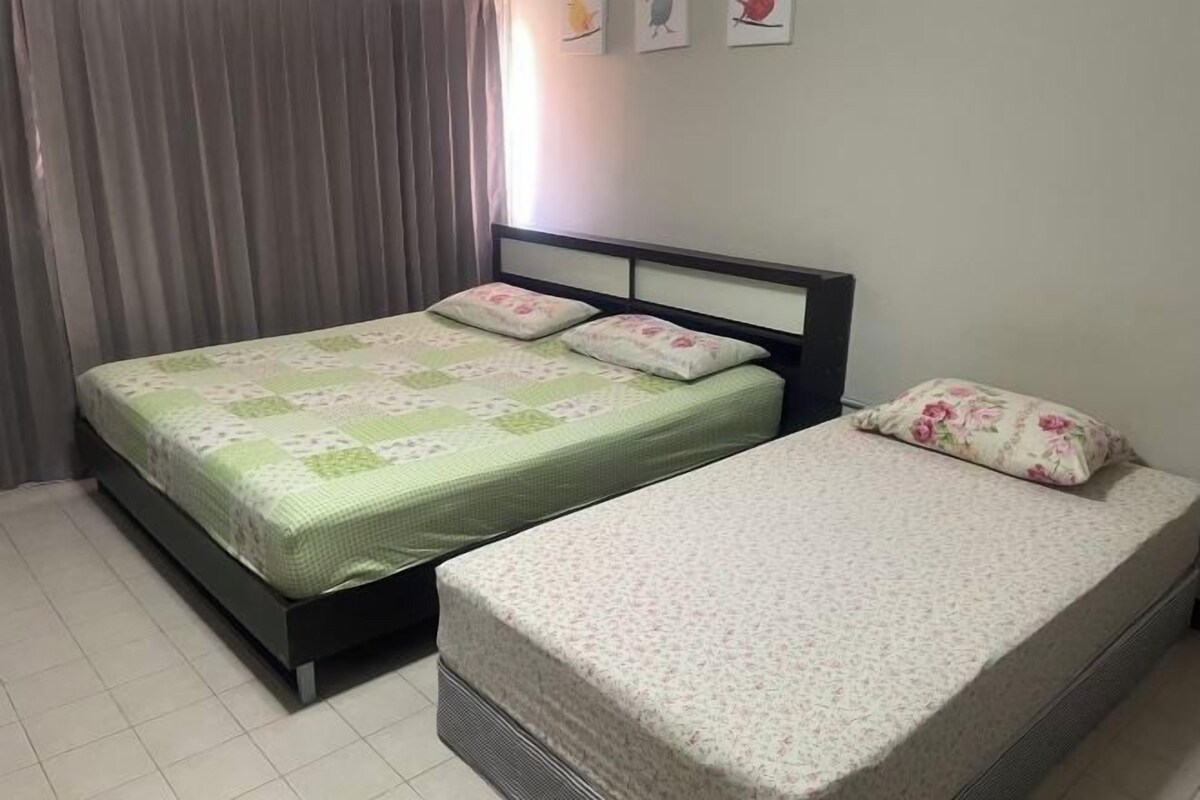 A bedroom with a bed, a mattress, and a headboard.