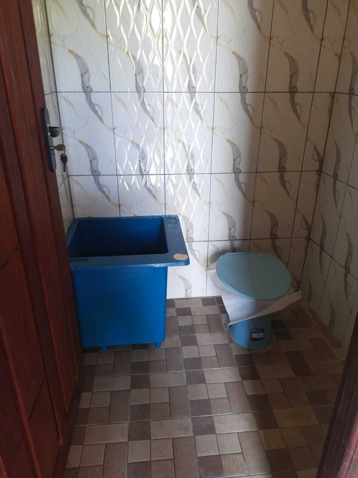 Een douche, een regendouche, handdoeken, toiletpapier