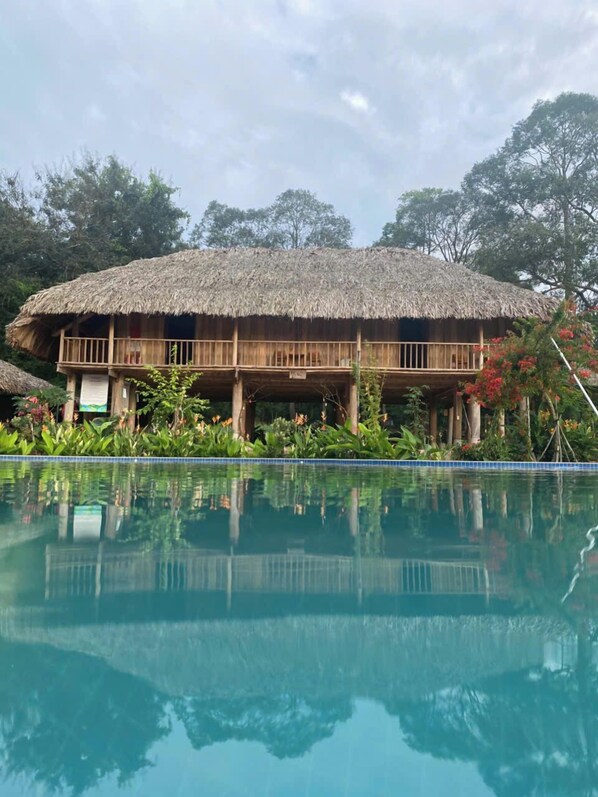 Bungalow superior, varias camas, vista al jardín, junto a la alberca | Wifi gratis