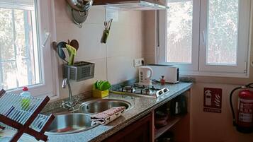 Réfrigérateur, micro-ondes, plaque de cuisson, cafetiÚre/bouilloire