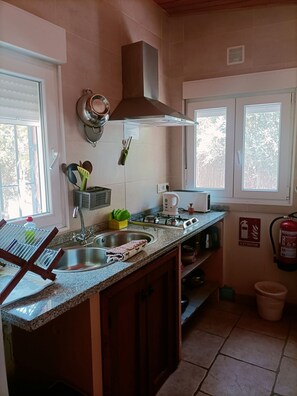 Frigorífico, microondas, placa de cocina y cafetera o tetera