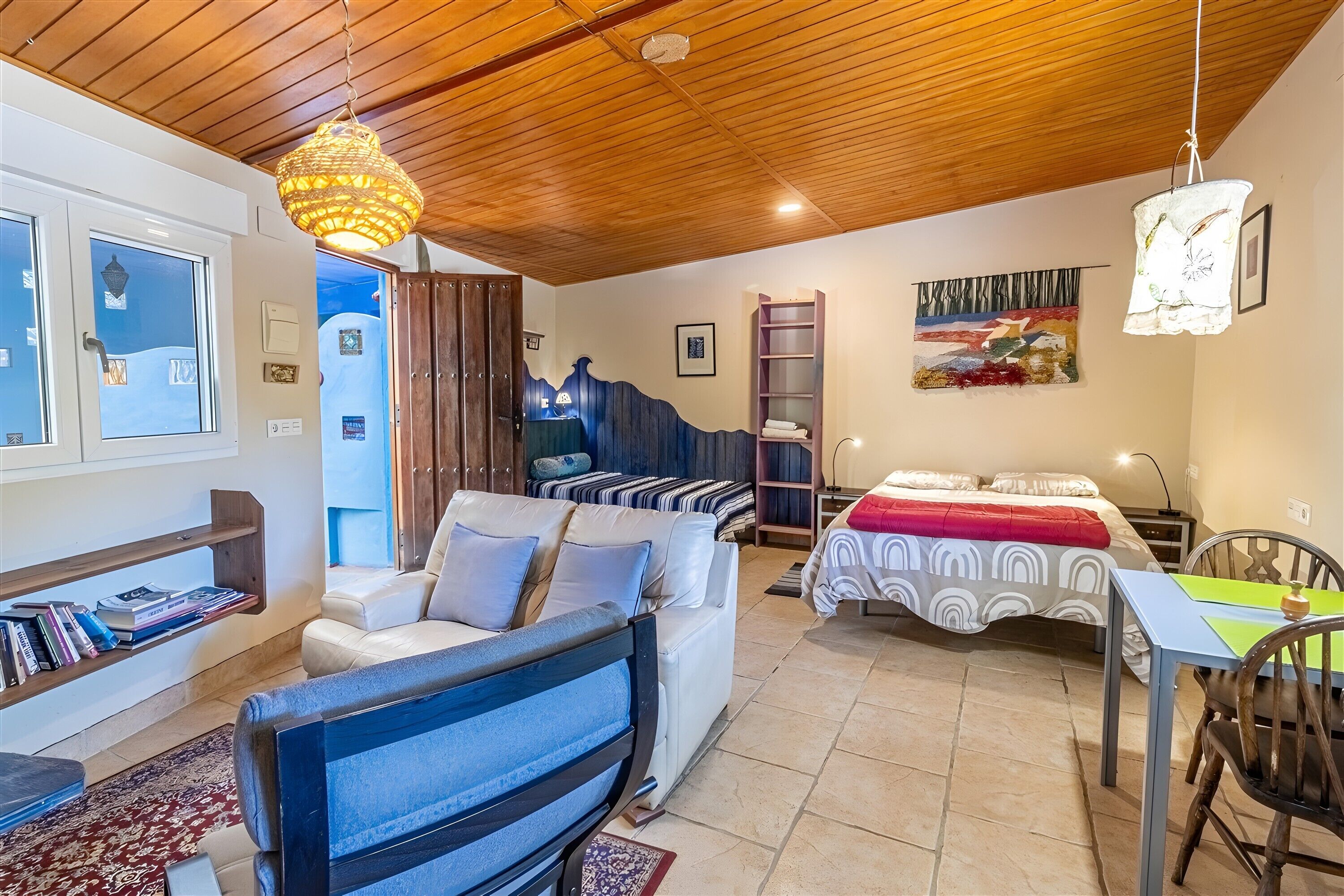 Tabla de planchar con plancha, wifi y ropa de cama 