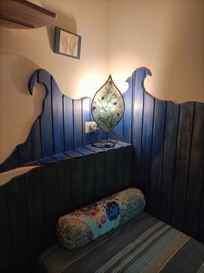 Tabla de planchar con plancha, wifi, ropa de cama