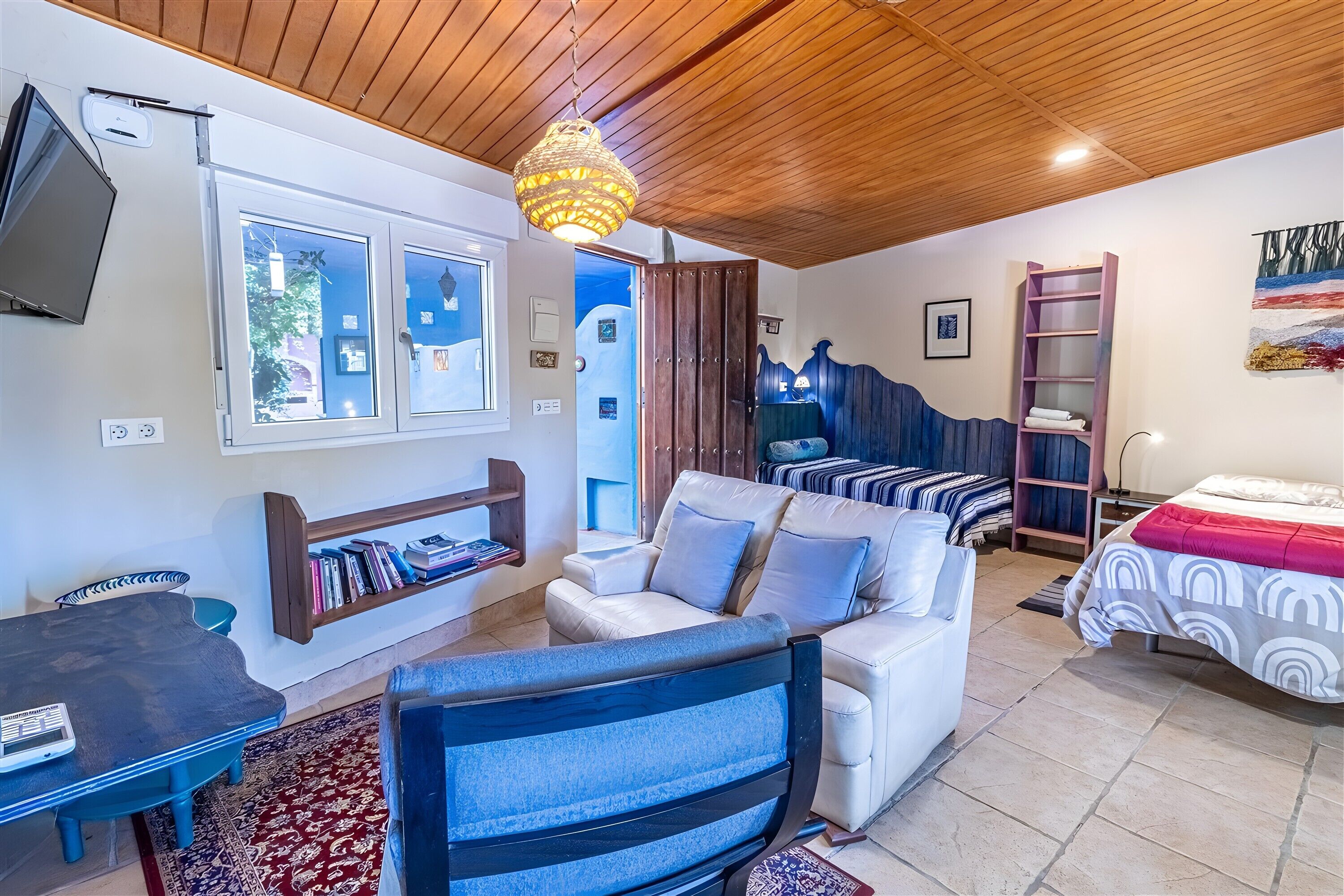 Tabla de planchar con plancha, wifi, ropa de cama