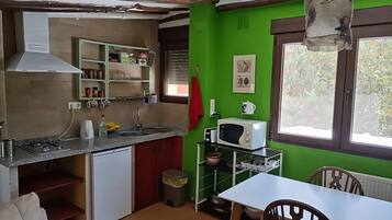 Geladeira, micro-ondas, cooktop, cafeteira/chaleira