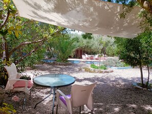 تناول الطعام بالخارج