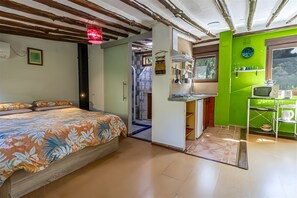 Een strijkplank/strijkijzer, wifi, beddengoed