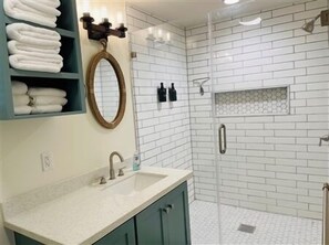 Shower, towels - Fully Remodeled 2 bdrm, 2 bath Home. Near Boat Launch, Bait Shops & Restaurants. (Port Mansfield)