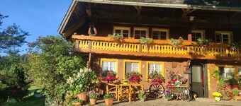 Apartment 'Reesbauernhof - Fewo Abendrot' with Mountain View, Shared Terrace & Wi-Fi