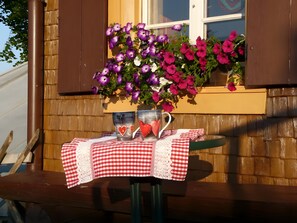 Outdoor dining - Apartment 'Reesbauernhof - Fewo Abendrot' with Mountain View, Shared Terrace & Wi-Fi (Oberried)