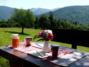 Outdoor dining - Apartment 'Reesbauernhof - Fewo Abendrot' with Mountain View, Shared Terrace & Wi-Fi (Oberried)