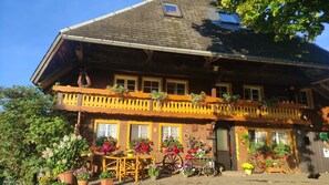 Exterior - Apartment 'Reesbauernhof - Fewo Abendrot' with Mountain View, Shared Terrace & Wi-Fi (Oberried)
