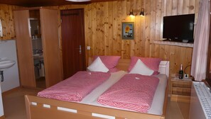 3 bedrooms, iron/ironing board, WiFi, bed sheets - Apartment 'Reesbauernhof - Fewo Abendrot' with Mountain View, Shared Terrace & Wi-Fi (Oberried)