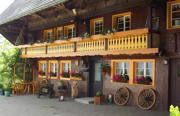 Exterior detail - Apartment 'Reesbauernhof - Fewo Abendrot' with Mountain View, Shared Terrace & Wi-Fi (Oberried)