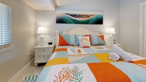 Une chambre bien rangée, avec un lit, deux tables de chevet, une commode, une fenêtre avec des stores et un tableau au mur.