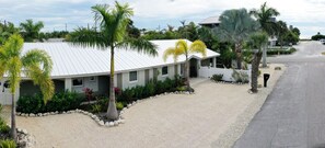 Property grounds - Ground Floor Luxury 3BR Home · Heated Saltwater Pool & Spa · Very Close to Beach (Holmes Beach)